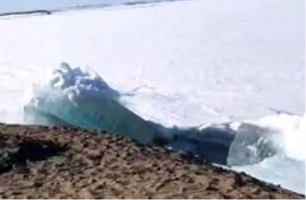 Rusya'da denizdeki buzullar sahile vurdu