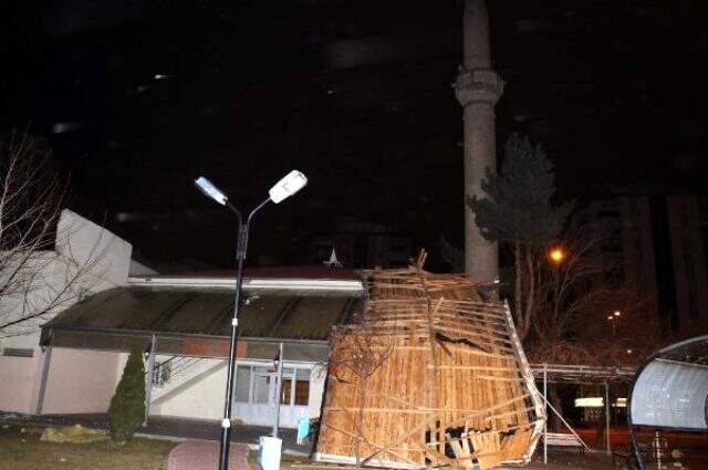 Rüzgar kayseriyi savaş alanına çevirdi, cami minaresi beşik gibi sallandı