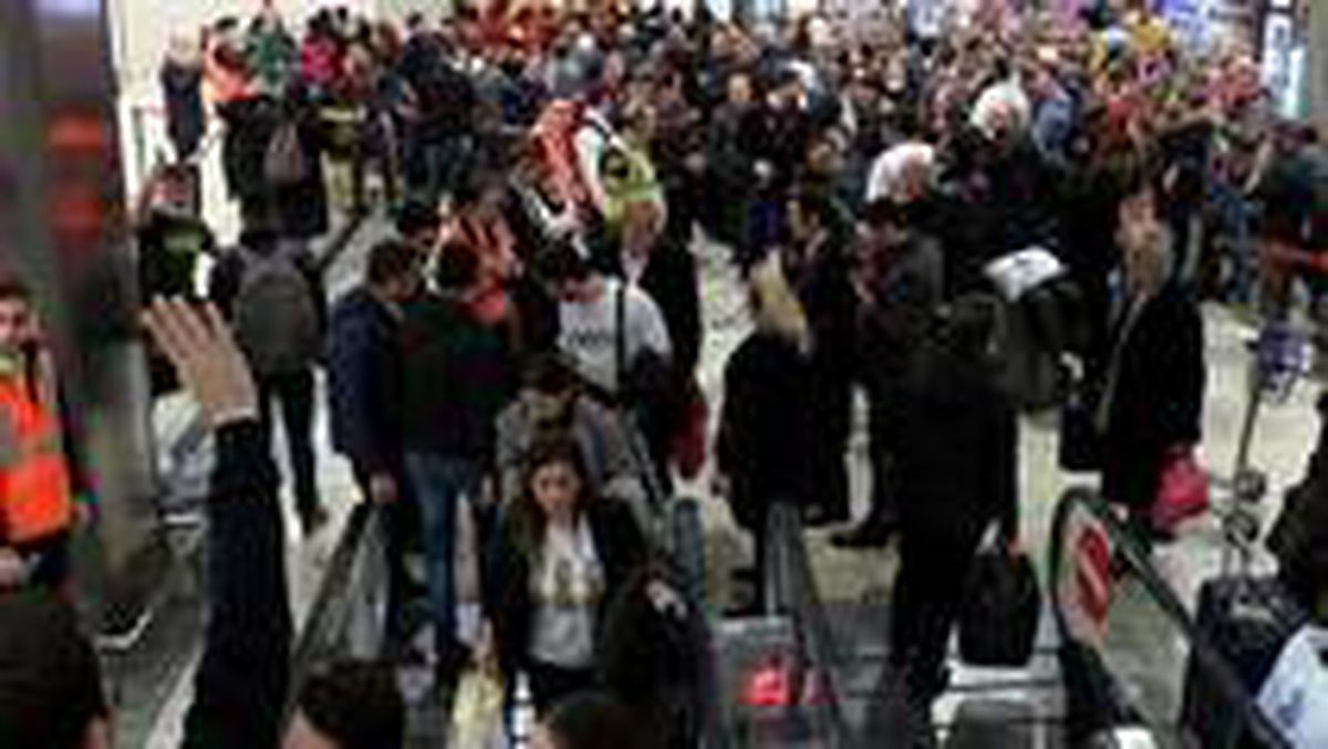 Uçak kazası sonrası Sabiha Gökçen Havalimanı'nda yolcu yoğunluğu yaşanıyor