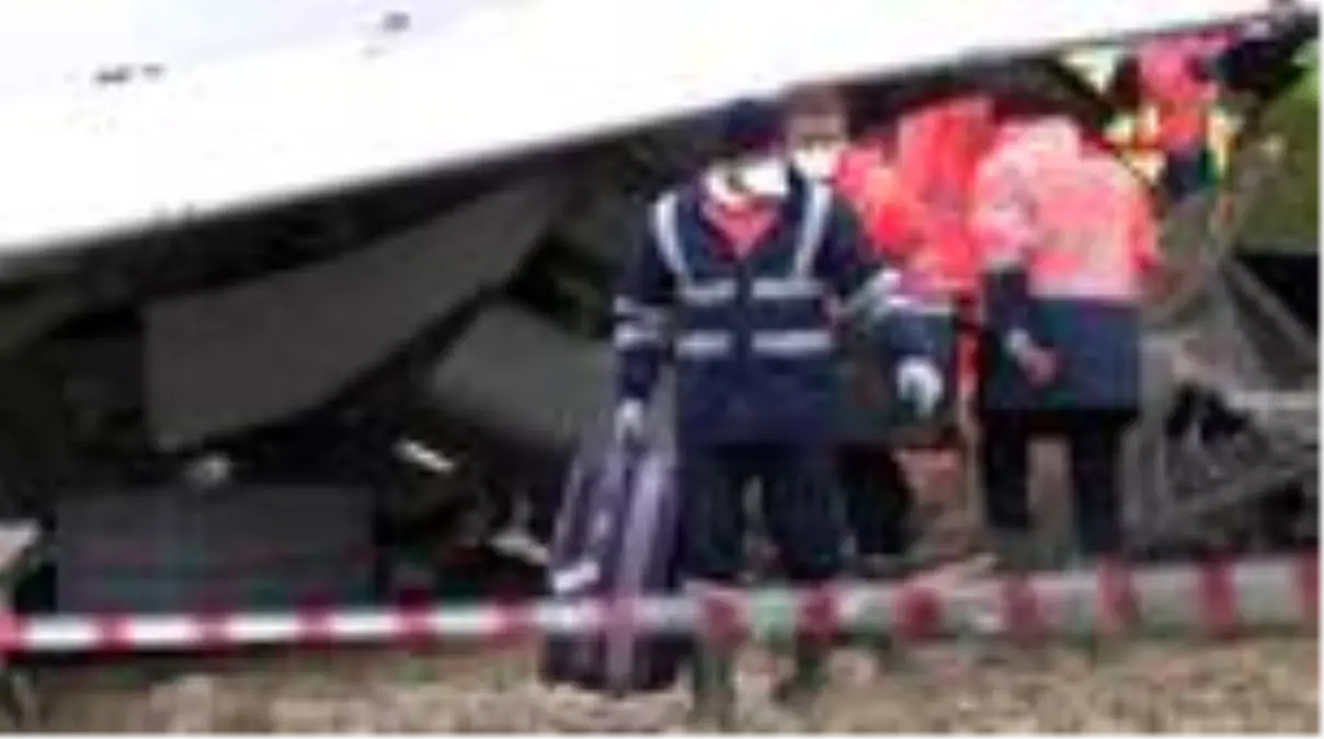 Uçaktan yolcuların valizleri çıkarılıyor