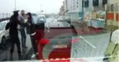 Gaziosmanpaşa'da ambulansa yol vermeyen magandalar, sağlık ekiplerinin üzerine yürüdü Gaziosmanpaşa'da ambulansa yol vermeyen magandalar, sağlık ekiplerinin üzerine yürüdü