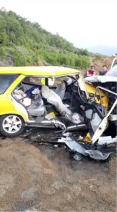Antalya'da minibüsle otomobil çarpıştı: 2'si çocuk 5 yaralı