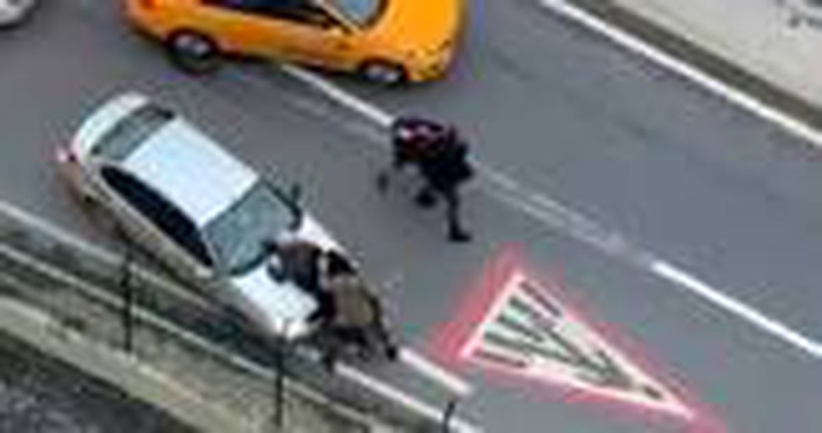 Trafikte araçlarını durdurup yumruk yumruğa kavga ettiler