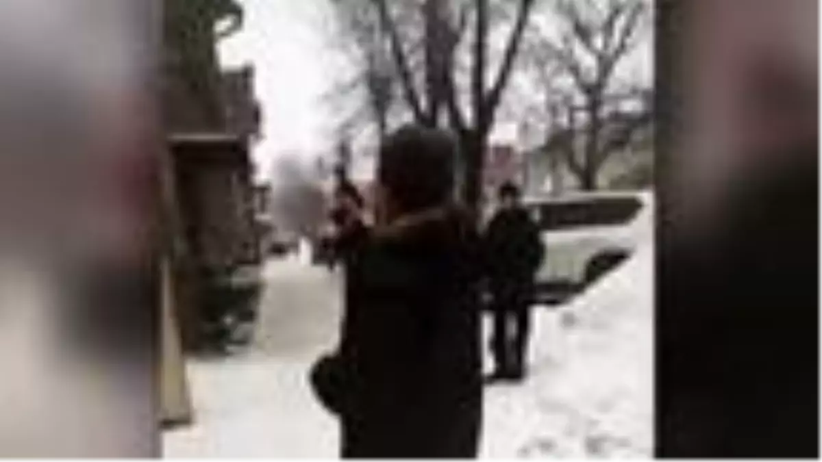 Bahçesine kar atanları silahla tehdit etti