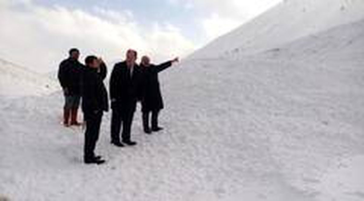 Bayburt'ta Demirışık köyü yoluna çığ geldi