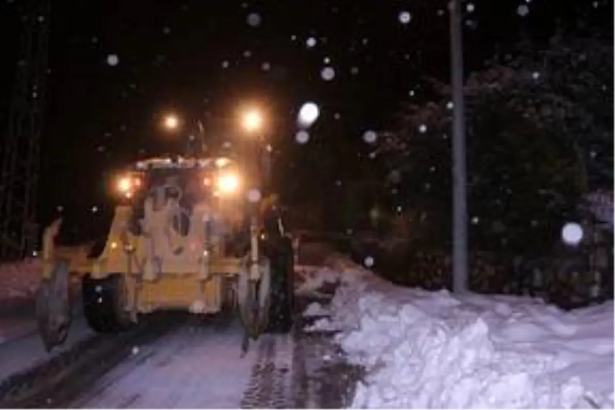 Bursa'da yoğun kar yağışında mahsur kalan kişi kurtarıldı
