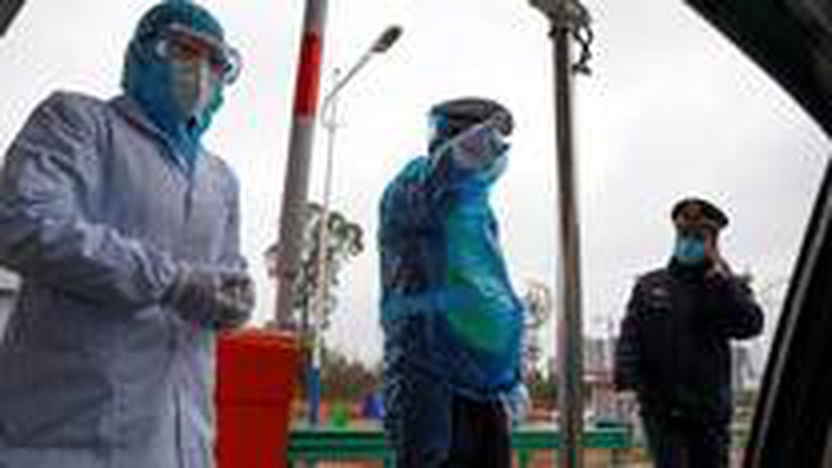 Çin'de polisler kapı kapı dolaşıp koronavirüs kontrolü yapıyor