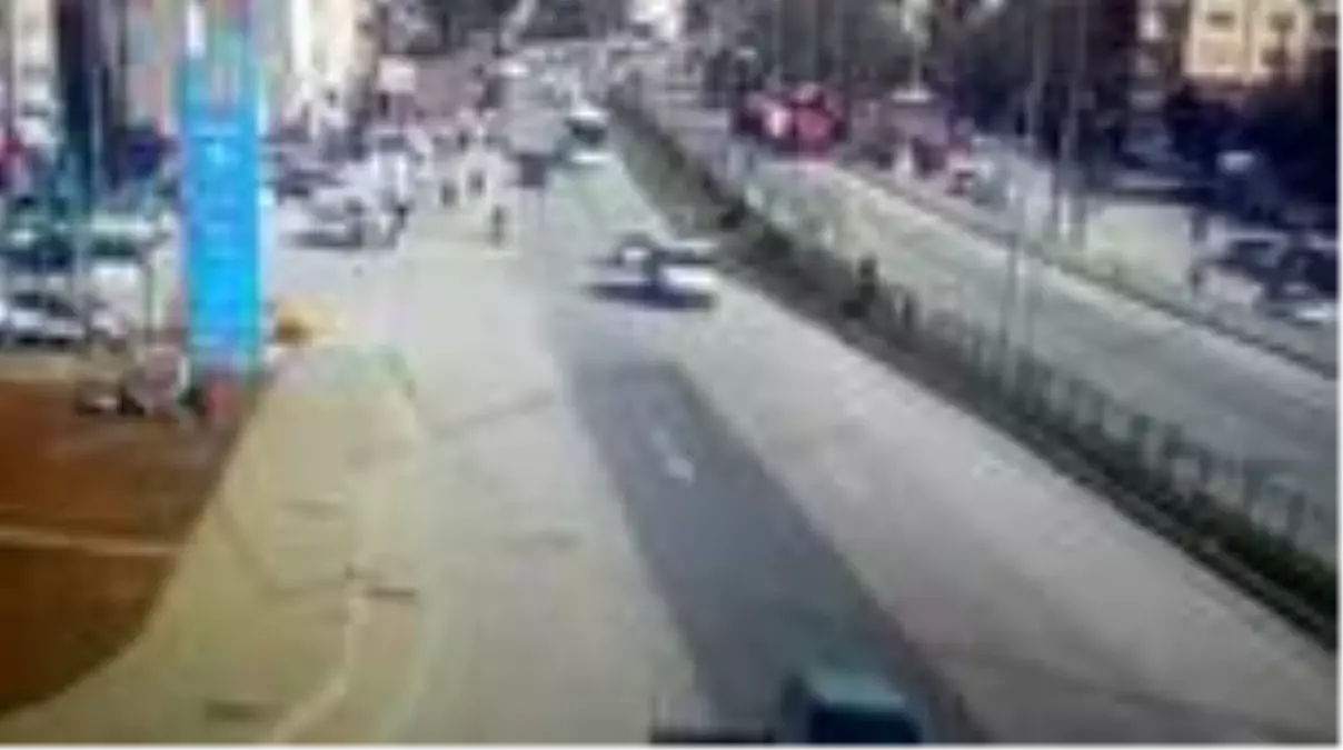 Dinar Ilcesi Yakinlarinda Otobus Kamyona Arkadan Carpti 10 Yarali Asayis Haberleri