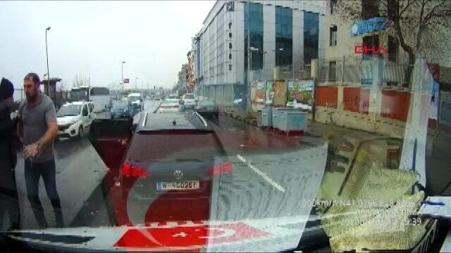 Gaziosmanpaşa'da ambulansa yol vermeyen magandalar, sağlık ekiplerinin üzerine yürüdü