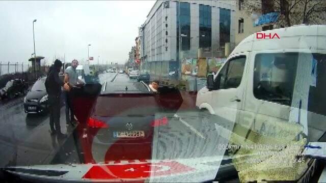 Gaziosmanpaşa'da ambulansa yol vermeyen magandalar, sağlık ekiplerinin üzerine yürüdü
