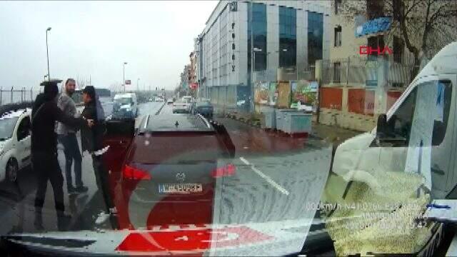 Gaziosmanpaşa'da ambulansa yol vermeyen magandalar, sağlık ekiplerinin üzerine yürüdü