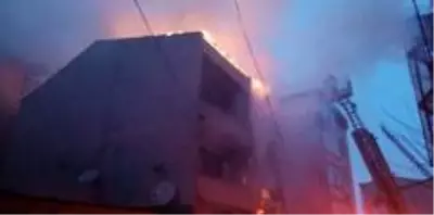 Küçükçekmece'de 3 katlı binada korkutan çatı yangını Küçükçekmece'de 3 katlı binada korkutan çatı yangını