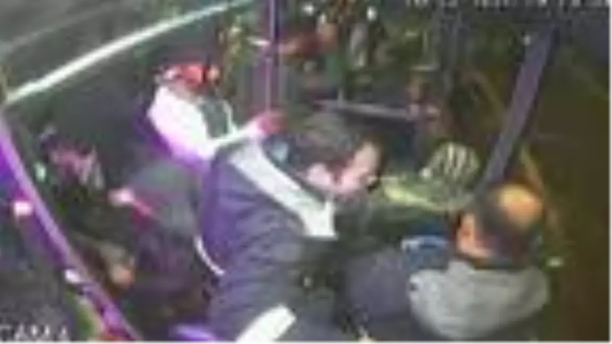 Otobüste bayılan yolcusunu hastaneye ulaştırdı