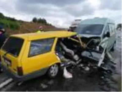 Para nakil aracıyla çarpışan otomobildeki 5 kişi yaralandı