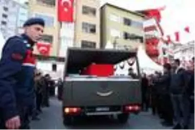 Şehit uzman onbaşı helallik alınması için baba ocağına getirildi Şehit uzman onbaşı helallik alınması için baba ocağına getirildi