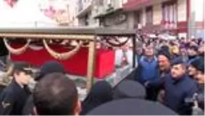 Şehit uzman onbaşı helallik alınması için baba ocağına getirildi Şehit uzman onbaşı helallik alınması için baba ocağına getirildi