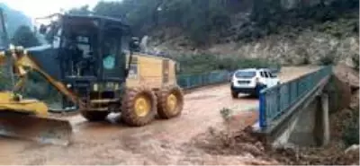 Sel sularında mahsur kalan 14 kişi kurtarıldı