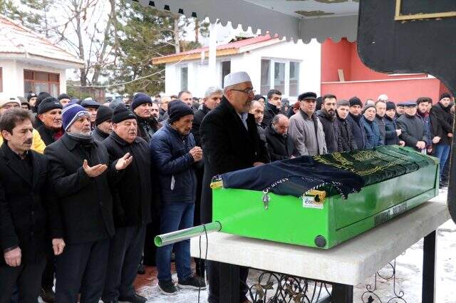 Sevgilisi var diye babasının katlettiği kızın cenazesinde annesinin feryadı yürek dağladı