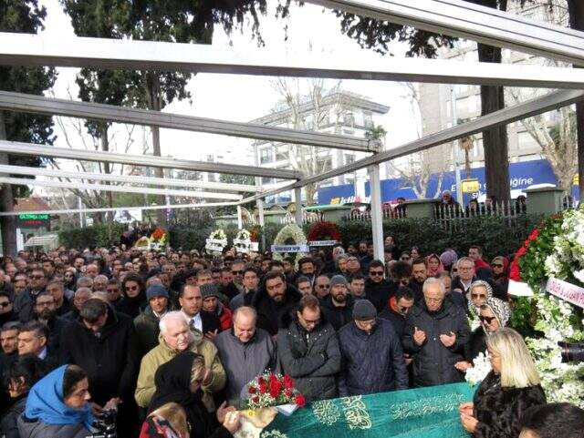 Uçak kazasında hayatını kaybeden Alev Gençoğlu'nun, biletini erken saate aldırdığı ortaya çıktı