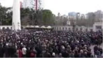 Van'da çığ düşmesi sonucu şehit olan Jandarma Uzman Onbaşı Cihat Erat'ın cenaze töreni (2) Van'da çığ düşmesi sonucu şehit olan Jandarma Uzman Onbaşı Cihat Erat'ın cenaze töreni (2)