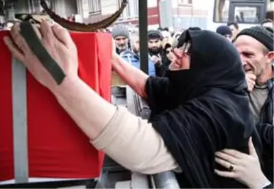 Van'daki çığ felaketinde şehit olan Uzman Onbaşı Erat, son yolculuğuna uğurlandı Van'daki çığ felaketinde şehit olan Uzman Onbaşı Erat, son yolculuğuna uğurlandı