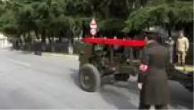 Van'daki çığ felaketinde şehit olan Uzman Onbaşı Erat, son yolculuğuna uğurlandı (3) Van'daki çığ felaketinde şehit olan Uzman Onbaşı Erat, son yolculuğuna uğurlandı (3)