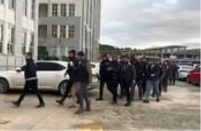 Vatandaşların banka hesaplarından 1 milyon TL vurgun yapan çeteye operasyon: 24 gözaltı Vatandaşların banka hesaplarından 1 milyon TL vurgun yapan çeteye operasyon: 24 gözaltı