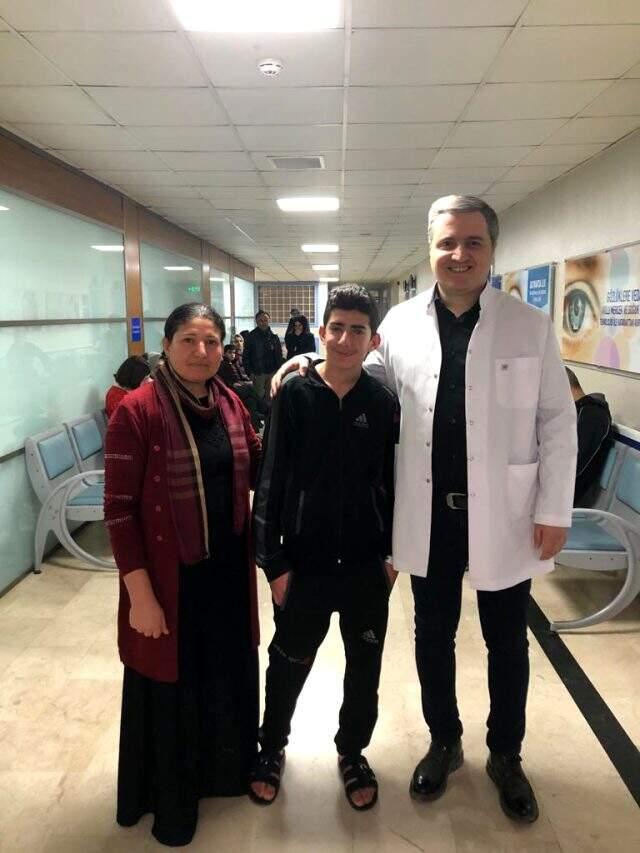 Yurt dışından gelen kornea ile doğuştan görme engelli gencin gözleri açıldı
