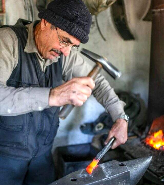46 yıldır demir kesen bıçaklar yapıyor