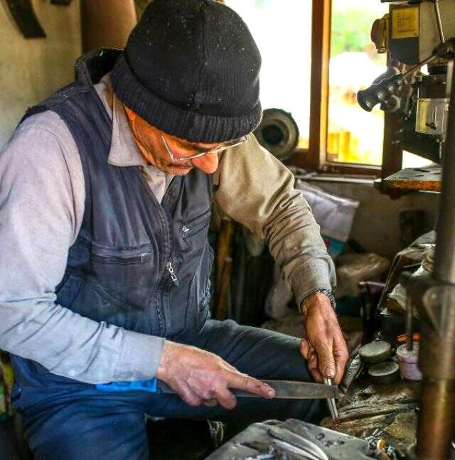 46 yıldır demir kesen bıçaklar yapıyor