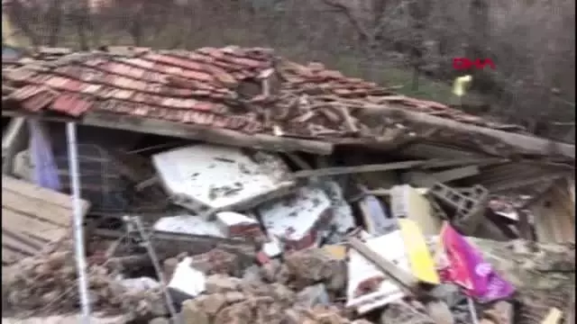 Adana feke�de heyelan nedeniyle yol çöktü Haberler