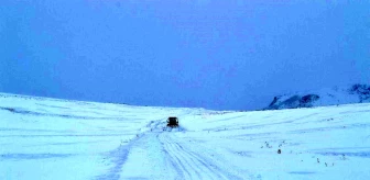 Ağrı'da kar köy yollarını kapadı, ekipler hastalar için seferber oldu