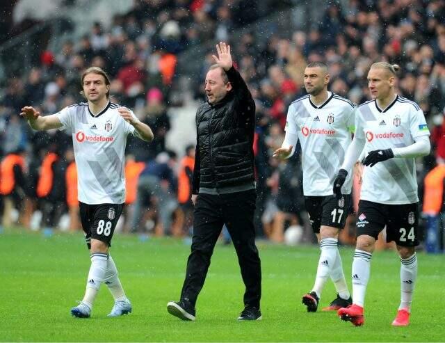 Beşiktaşlı taraftarlardan Sergen Yalçın'a büyük destek