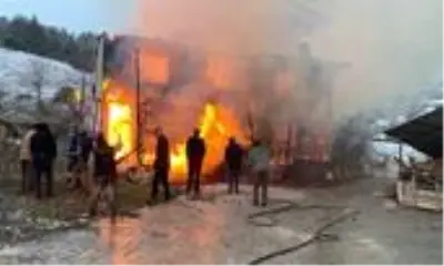 Bolu'da, 2 katlı ev alev alev yandı: 1 ölü, 4 yaralı Bolu'da, 2 katlı ev alev alev yandı: 1 ölü, 4 yaralı