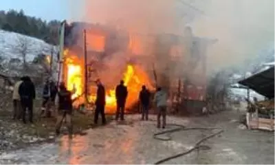 Bolu'da, 2 katlı ev alev alev yandı: 1 ölü, 4 yaralı Bolu'da, 2 katlı ev alev alev yandı: 1 ölü, 4 yaralı