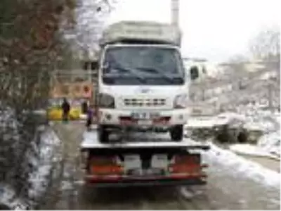 Çekmeköy'de kamyonet su kanalına düştü Çekmeköy'de kamyonet su kanalına düştü