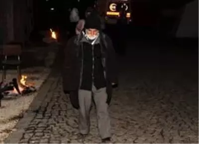 Elazığ'daki deprem felaketinden sonra felçli vatandaş yürümeye başladı Elazığ'daki deprem felaketinden sonra felçli vatandaş yürümeye başladı