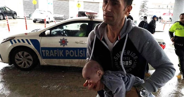 Dili boğazına kaçan bebeği hastaneye trafik polisleri yetiştirdi