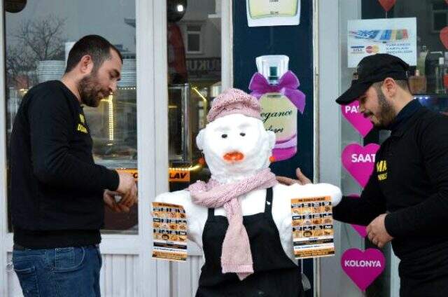 Dükkanının önüne kardan kadın yapan esnafın müşteri potansiyeli arttı