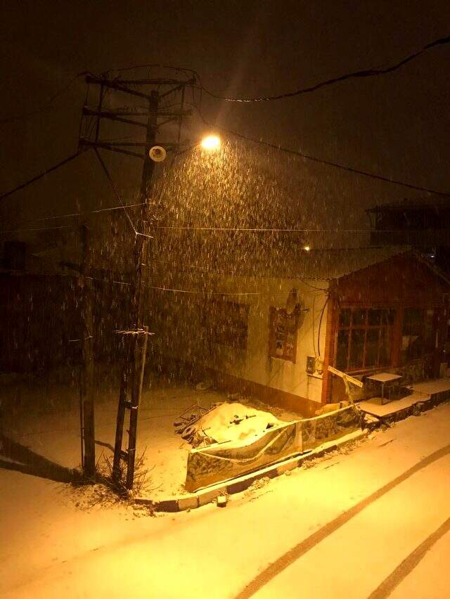 İstanbul'un birçok ilçesinde kar yağışı etkisini göstermeye başladı