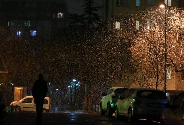 İstanbul'un birçok ilçesinde kar yağışı etkisini göstermeye başladı