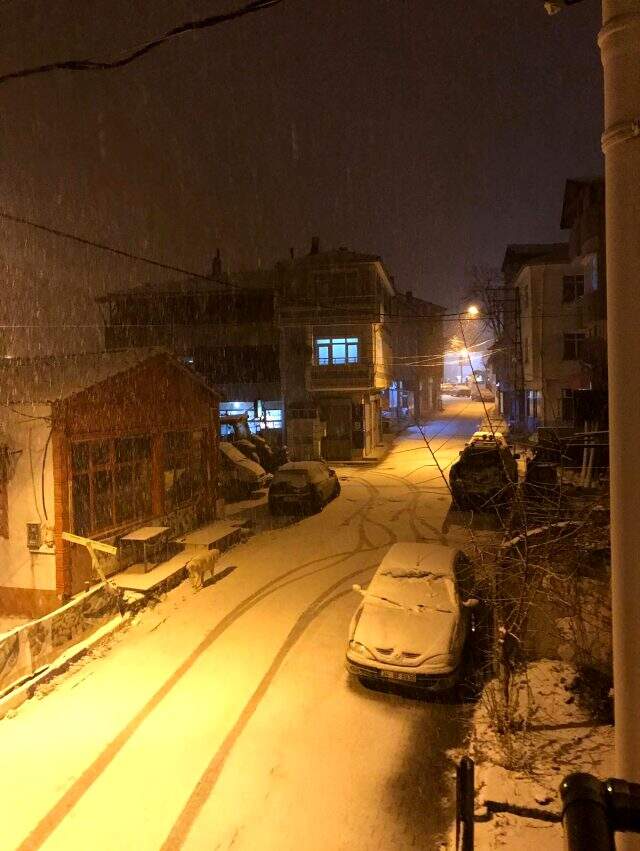 İstanbul'un birçok ilçesinde kar yağışı etkisini göstermeye başladı