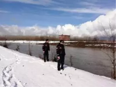 Kızının peşinden ırmağa atlayınca kaybolan babayı arama çalışması Kızının peşinden ırmağa atlayınca kaybolan babayı arama çalışması