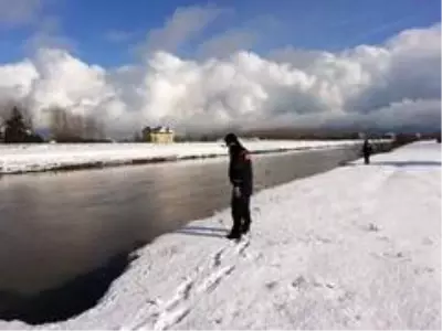 Kızının peşinden ırmağa atlayınca kaybolan babayı arama çalışması Kızının peşinden ırmağa atlayınca kaybolan babayı arama çalışması