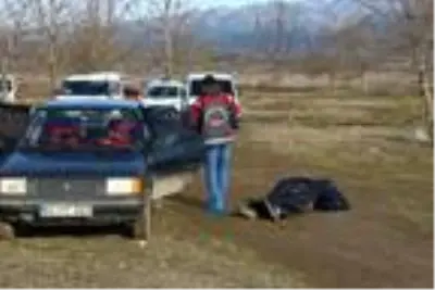 Otomobilinin yanında bıçaklanarak öldürülmüş bulundu
