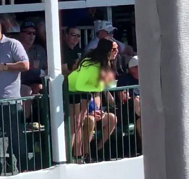 Phoenix Open golf turnuvasında olay görüntü! Vuruş sırasında göğüslerini açtı