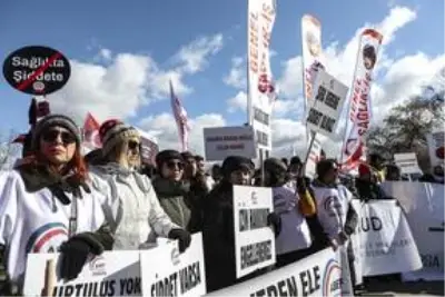 Sağlık çalışanları sağlıkta şiddetin önlenmesini talep etti Sağlık çalışanları sağlıkta şiddetin önlenmesini talep etti
