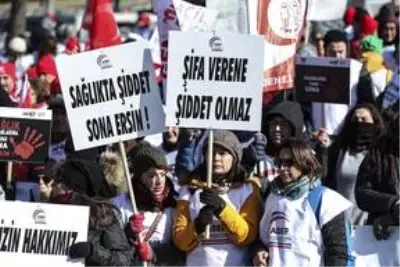 Sağlık çalışanları sağlıkta şiddetin önlenmesini talep etti Sağlık çalışanları sağlıkta şiddetin önlenmesini talep etti
