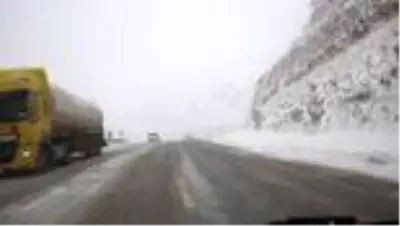Sertavul Geçidi'nde kar yağışı nedeniyle ulaşım kontrollü sağlanıyor