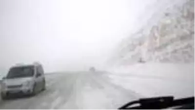 Sertavul Geçidi'nde kar yağışı nedeniyle ulaşım kontrollü sağlanıyor